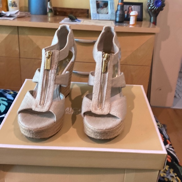 Michael Kors Beautiful shoes - Picture 1 of 7